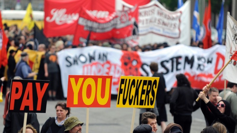  切尔西美国老板缩减投入，伯利政策引发球迷抗议  