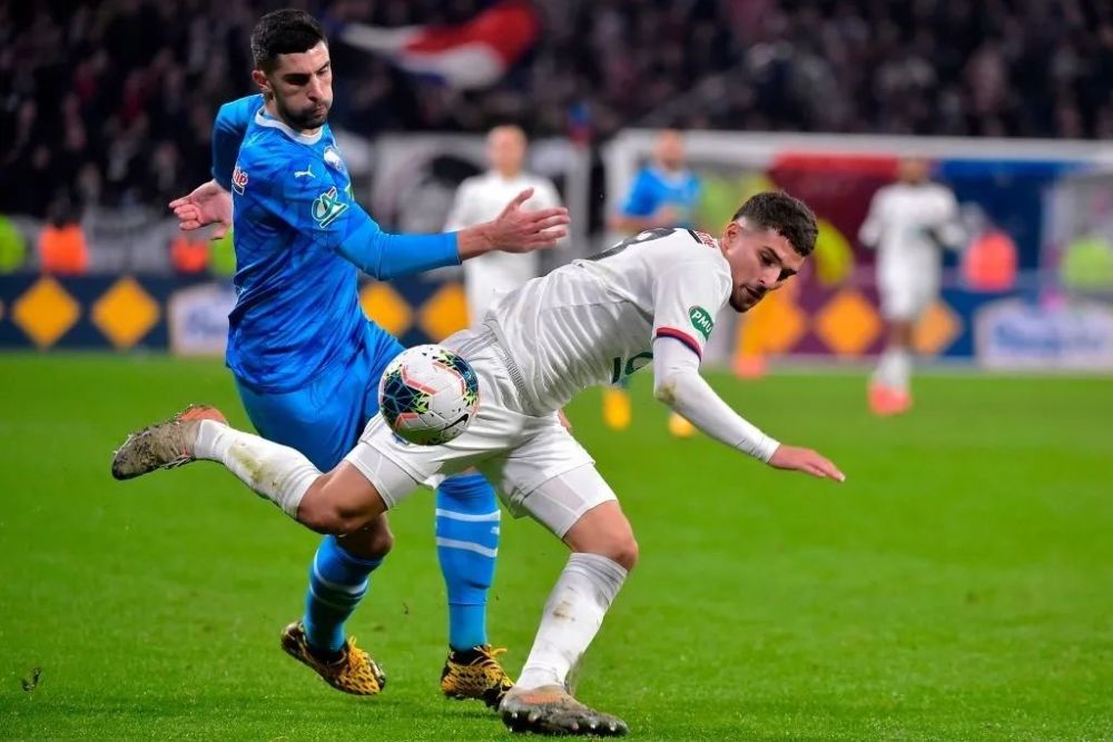  马赛德比战平局收场，球迷冲突引发关注  