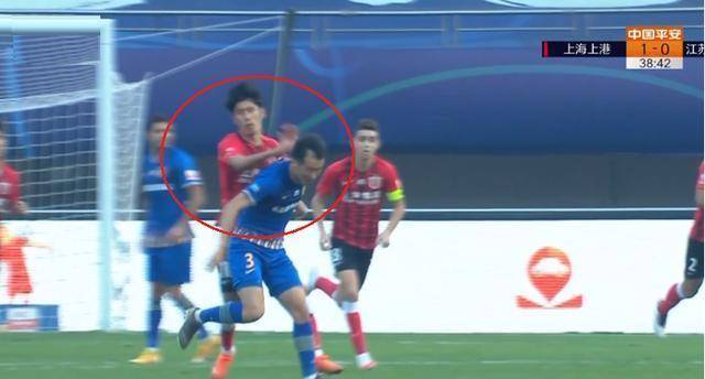  莱万争议红牌逃过处罚 拜仁靠VAR保住胜局  